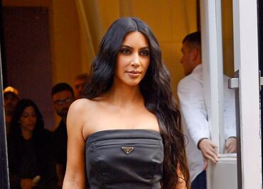 Kim Kardashian delinea su silueta con minivestido verde en sesión