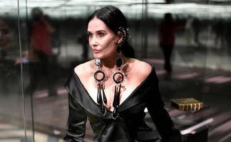 ¿Qué se hizo en la cara? Demi Moore ‘roba miradas’ con look en pasarela