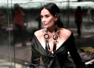¿Qué se hizo en la cara? Demi Moore ‘roba miradas’ con look en pasarela