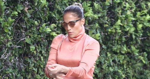 Jennifer Lopez sufre accidente de vestuario con vestido de raja