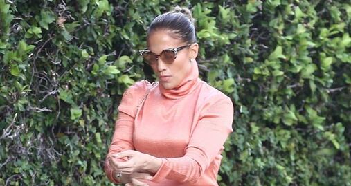Jennifer Lopez sufre accidente de vestuario con vestido de raja