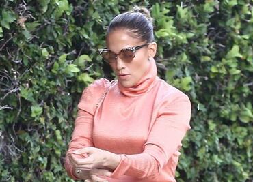 Jennifer Lopez sufre accidente de vestuario con vestido de raja