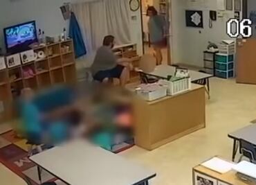 Video. Maestro empuja a niña afroamericana en guardería de Ohio