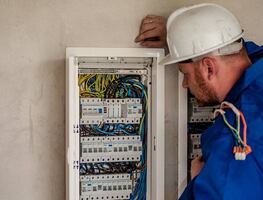 Consulado de EU en Mérida abre vacante para electricistas; paga $312,000 al año