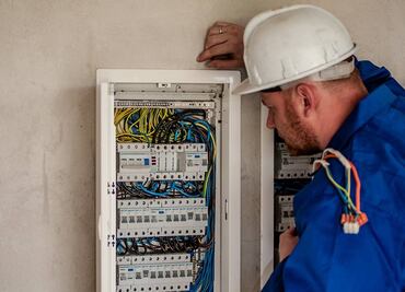 Consulado de EU en Mérida abre vacante para electricistas; paga $312,000 al año