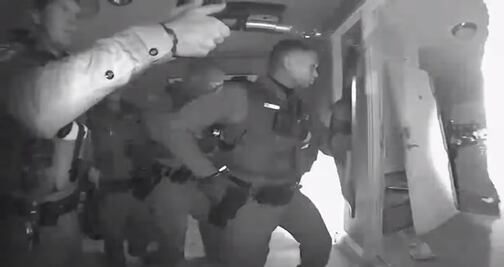 Video. Policía irrumpe en casa para “rescatar” a niño sin vacunas