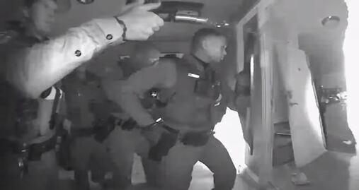 Video. Policía irrumpe en casa para “rescatar” a niño sin vacunas