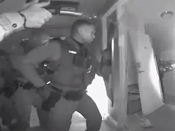 Video. Policía irrumpe en casa para “rescatar” a niño sin vacunas