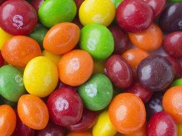 Alertan por contaminación en dulces “Skittles” y “Salvavidas”