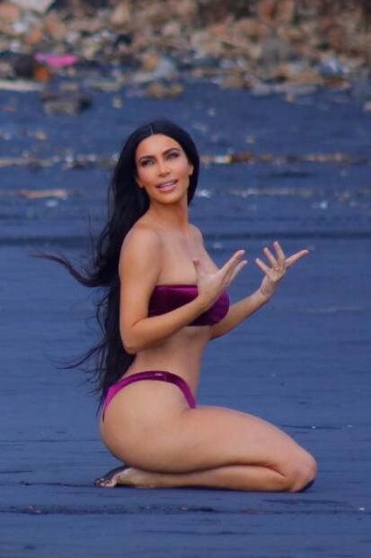Kim Kardashian impacta con sexy bikini de terciopelo