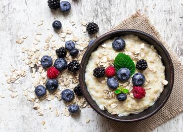7 beneficios a la salud por los que debes agregar la avena a tu dieta diaria