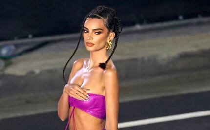 Emily Ratajkowski se luce con pequeño bra metálico "casi imposible de llevar"
