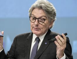 Pese a rechazo de Apple, UE quiere imponer cargador universal para smartphones