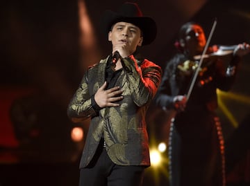 Confiman a Nodal en los Latin Grammy 2025 y estallan las redes: "Nodal siendo todo menos un padre presente"