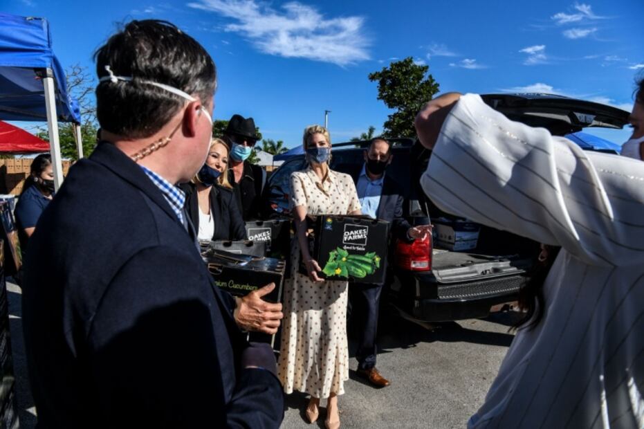 Ivanka Trump reparte comida gratis por Navidad en Miami