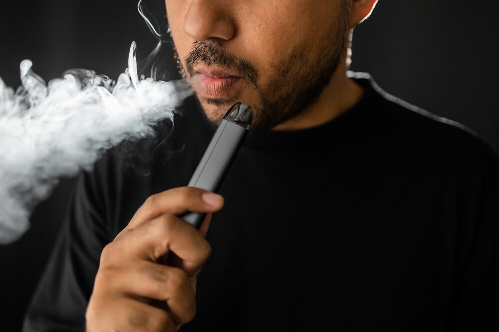 Vapeadores aumentan riesgo de insuficiencia cardíaca, revela estudio. Foto iStock / hanakon laorob