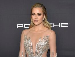 Khloé Kardashian delinea sus curvas con ajustado vestido estampado