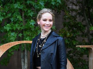 Jennifer Lawrence deslumbra con belleza y minifalda en París