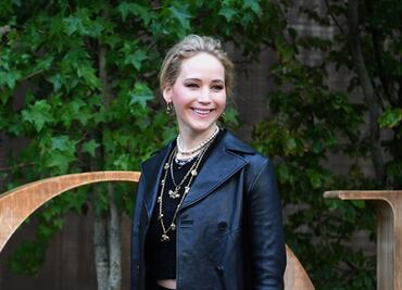 Jennifer Lawrence deslumbra con belleza y minifalda en París