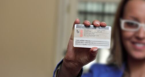 Por estas razones podrían quitarte la tarjeta verde