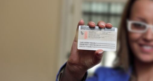 Por estas razones podrían quitarte la tarjeta verde