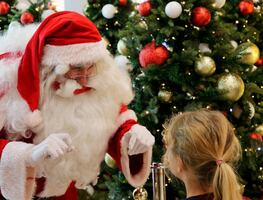 50 niños habrían estado expuestos al Covid por foto con ‘Santa Claus’