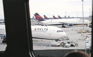 Arrestan a hombre por acosar a menor de edad en vuelo de Los Ángeles  