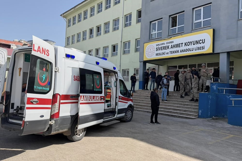 Terror en escuela de Turquía: exalumno abre fuego, deja 16 heridos y se suicida tras ser acorralado (Mevlut Bayraktar/IHA via AP)