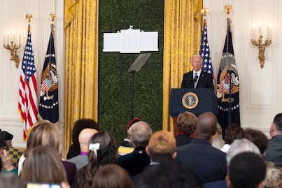 Biden condecora a Selena Quintanilla, la reina del "tex-mex", fallecida en 1995. VIDEO