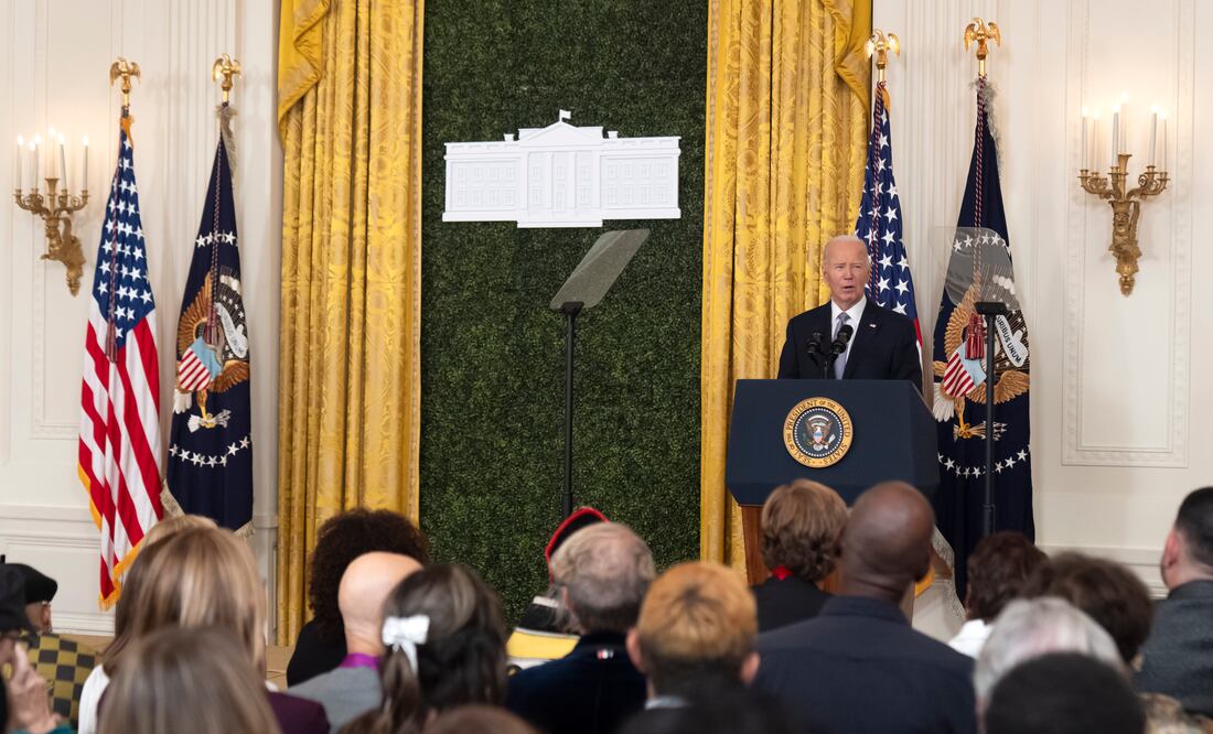 Biden condecora a Selena Quintanilla, la reina del "tex-mex", fallecida en 1995. (AP Photo/Mark Schiefelbein)
