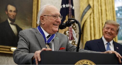 Trump galardona a la leyenda de la NBA, Bob Cousy