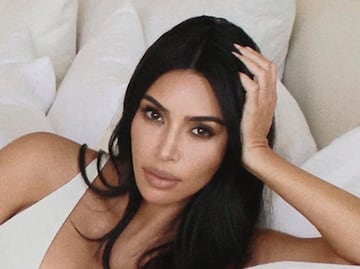 Kim Kardashian remarca sus curvas con leggings para sesión de Skims