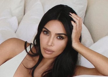 Kim Kardashian remarca sus curvas con leggings para sesión de Skims