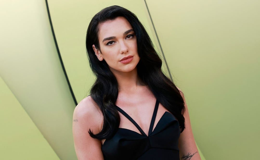 Dua Lipa asiste a desfile de Versace en Los Ángeles. Foto: AFP