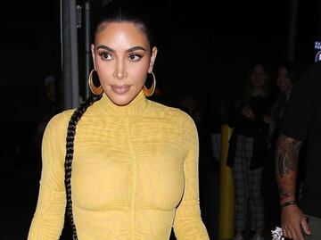 Kim Kardashian destila glamour con vestido amarillo ceñido