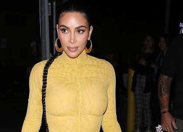 Kim Kardashian destila glamour con vestido amarillo ceñido