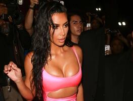 Kim Kardashian luce su silueta con minivestido y look al estilo Barbie