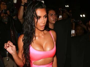 Kim Kardashian luce su silueta con minivestido y look al estilo Barbie