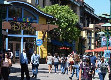 Disneyland avanza hacia la reapertura: abre su centro comercial