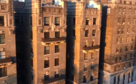 Videos. NY se une a homenaje al personal médico y sale a balcones a aplaudir