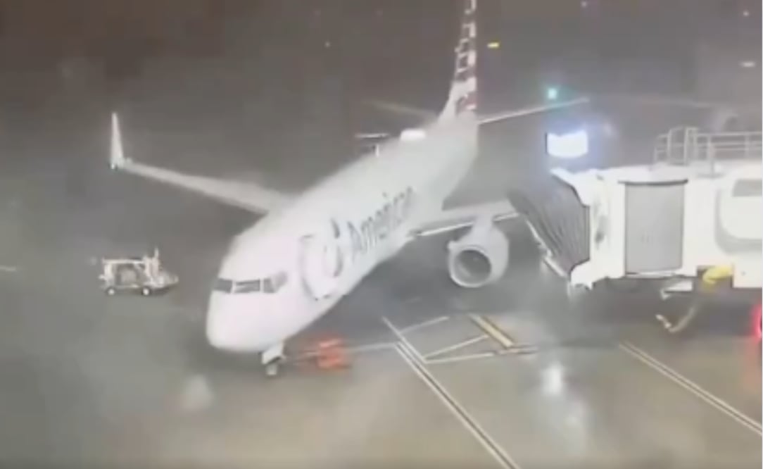 Avión de American Airlines es arrastrado por fuertes vientos en Texas; reportan vuelos cancelados. Foto: Captura X