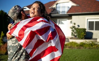 ¿Te casaste con un estadounidense? Lo que debes saber sobre la residencia permanente condicional