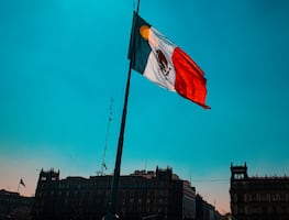 Esto es lo que deben pagarte si trabajas el 24 de febrero durante el Día de la Bandera en México
