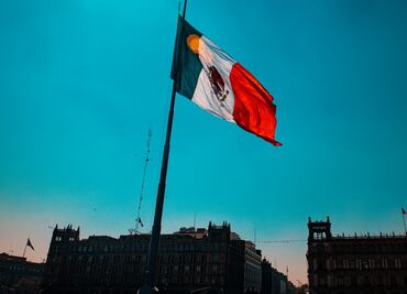 Esto es lo que deben pagarte si trabajas el 24 de febrero durante el Día de la Bandera en México