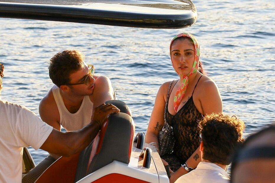 Hija de Madonna presume su silueta con catsuit de encaje translúcido y bikini en St. Barts. Foto: The Grosby Group