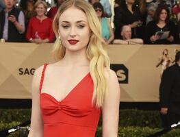 Sophie Turner deslumbra con look braless en Los Ángeles