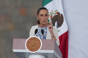 “Quienes piensan que la Presidenta se arrodilla, están destinados a la derrota”: Sheinbaum 