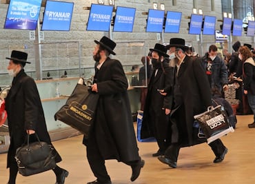 Israel prohíbe viajes desde Estados Unidos por variante ómicron