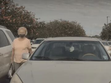 Cámaras de Tesla graban a mujer en EU rayando la carrocería del auto