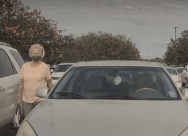 Cámaras de Tesla graban a mujer en EU rayando la carrocería del auto